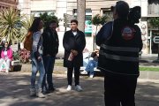 Imagen de Xuso Jones preguntando a dos personas en la Rambla de Tarragona.