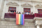 La bandera multicolor, símbol del moviment LGTBI+, es va penjar l’any passat al balcó de l’Ajuntament amb motiu del Dia de l’Orgull LGTBI.