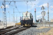 Un tren circulant per les vies que accedeixen al Port de Tarragona.