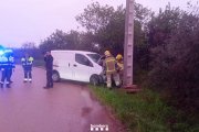 Imatge de la furgoneta que ha impactat contra un pal de formigó de la llum a Bellvei.