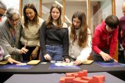 La consellera d'Educació, Esther Niubó, resolent problemes matemàtics amb alumnes al Museu de les Matemàtiques de Tarragona.