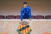 El migcampista del Nàstic, Marc Montalvo, tocant l’escut que llueix a la llotja del Nou Estadi Costa Daurada.