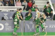 Els jugadors del Calafell escoltant al tècnic Guillem Cabestany.