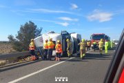 Imatge del camió bolcat a l'AP-7 a Camarles.