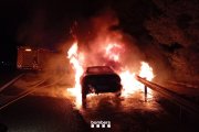 Imatge del cotxe en flames a l'AP-7 a Roda.