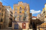 Imatge de la façana pintada de la plaça dels Sedasos de Tarragona.