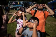 Imagen de archivo de varias personas observando un eclipse.