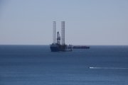 La plataforma d'operacions que segellarà els pous submarins del projecte Castor, ha arribat aquest diumenge a la costa tarragonina