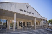 Fotografia de l’exterior de l’edifici del Club Natació Reus Ploms.
