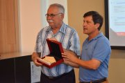 Josep Maria Maceira, a la dreta, durant l’entrega d’un obsequi en un acte al Port de Tarragona.