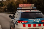 Imatge d'arxiu d'una patrulla de Mossos senyalitzant un accident de trànsit.