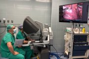 Dos metges durant una intervenció de Medicina Nuclear Toràcica a l'Hospital Joan XXIII de Tarragona.