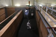 Un operari es prepara per descarregar un sac de carbó actiu a la planta potabilitzadora del CAT a l'Ampolla.
