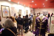 Diverses persones visitant l'exposició.