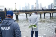 L'alcalde de Nova York, Eric Adams, acompanyat Joan Camprubí al lloc de l'accident
