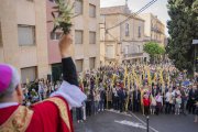 L’arquebisbe de Tarragona, Joan Planellas, beneint les palmes, palmons i llorers de les persones que es van apropar a l’església de l’Ensenyança