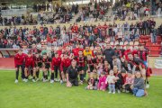 Els jugadors del Reus FC Reddis en una foto de família després del partit amb la seva afició.