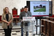 L'alcalde de Tarragona, Rubén Viñuales, i la presidenta d'Emserfumt, Ivana Martínez, durant la presentació del cementiri civil municipal.