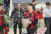 El jugador Ferran Giménez amb el trofeu de la Copa del Rei.