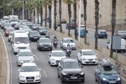 Cues de vehicles circulant per la Ronda de Dalt de Barcelona.