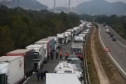 Cues a l'AP-7 per un accident mortal amb un camió a l'Hospitalet de l'Infant.