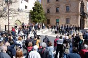 Els representants del consistori de Calafell i veïns de la localitat en el minut de silenci per condemnar la mort d'una habitant de la població a mans de la seva parella.