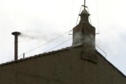 La fumata blanca a la Capella Sixtina indica que un nou papa ha estat escollit.