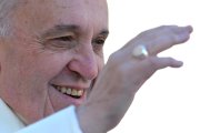 El papa Francisco mientras bendice a los fieles durante la audiencia general de los miércoles en la Plaza de San Pedro en la Ciudad del Vaticano.