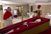 El secretari d'Estat, el cardenal Pietro Parolin, davant el fèretre del papa Francesc.