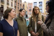 Fotografia de les exrepresentants de les famílies de les EBM de Reus junt amb la portaveu de la CUP a Reus, Mònica Pàmies.