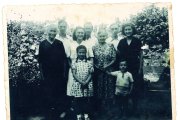 Fotografia de diversos membres de la família de Pep Pastor al l’Hort de la Pura, a la Selva, als anys 40.