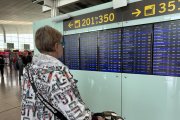 Una persona mira un parell informatiu a l'aeroport del Prat durant una apagada elèctrica general.