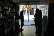 Un comerç de l'avinguda Josep Tarradellas de Barcelona sense llum.