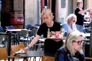 Una cambrera treballant en una terrassa de bar.