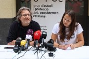 El president del Gepec, Xavier Jiménez, i la portaveu d'Aturem Hard Rock, Anna Recasens, durant la roda de premsa a Reus.