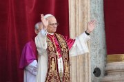 El nou papa Lleó XIV, el cardenal Robert Francis Prevost dels EUA, beneeix els fidels des de La Basílica de Sant Pere del Vaticà.
