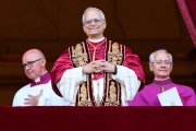El nou papa Lleó XIV, el cardenal Robert Francis Prevost dels EUA, somriu des de la loggia central de la Basílica de Sant Pere del Vaticà.