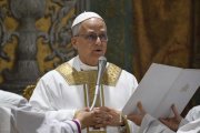 Una imatge proporcionada per Vatican Media mostra el papa Lleó XIV celebrant la missa amb els cardenals electors a la Capella Sixtina de la Ciutat del Vaticà.