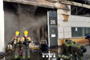 Els Bombers treballant en les tasques d'extinció de l'incendi a l'empresa Cleanwater Pool de Vilanova i la Geltrú