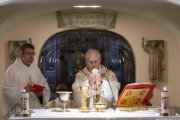 El papa Lleó XIV celebra la missa a la gruta de la basílica de Sant Pere, on es troba la tomba del primer pontífex
