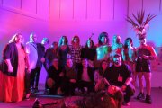 Les ‘drag’ participants, junt amb el jurat, l’organització, la DJ, la presentadora i regidores de Mont-roig.
