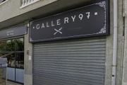 Imatge de l'entrada del Restaurant Gallery 97 d'Amposta a l'avinguda Josep Tarradellas.