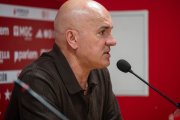 El tècnic del Nàstic Luis César durant la seva presentació.