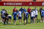 El tècnic Luis César reunit amb els seus jugadors, ahir, en el seu primer entrenament de grana.