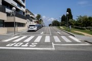 El carrer Ernest Lluch ara té dos sentits de circulació i la filera d’aparcament s’ha mogut a la banda dels edificis.