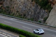 Un cotxe circula pel punt d l'AP-7 a l'altura del terme municipal de Masdenverge on ha tingut lloc l'accident mortal.