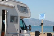 Una autocaravana aparcada a la platja del Trabucador, a la Ràpita.