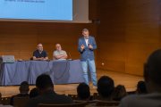 Joan Reinaldo, primer per la dreta, i Luis Blanco, al mig, es van llançar retrets mutus.