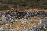 Màquina treballant a l'abocador controlat de l'Espluga de Francolí.