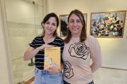 Natàlia Setó, il·lustradora del llibre, i l’educadora Susanna Giner, una de les impulsores del projecte.